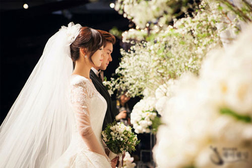 Ngày con dâu tái hôn, mẹ chồng cũ cho căn nhà tiền tỷ còn nắm tay bảo: 'Nếu khổ quá con cứ về lại đây!'