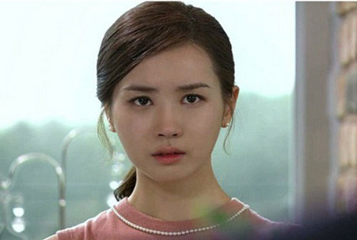 Thấy điện tắt, cửa đóng tưởng không có ai, tôi nhè nhẹ bước vào thì chết điếng với toan tính của mẹ chồng và chị dâu