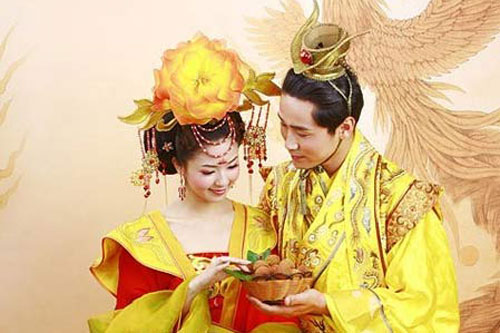 Điều ít biết về hoàng đế “chung thủy” nhất mọi thời đại