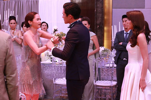 Đứng chụp ảnh mà chồng và phù dâu còn tranh thủ nắm tay nhau, vợ "ra chiêu" khiến cả hai bẽ bàng