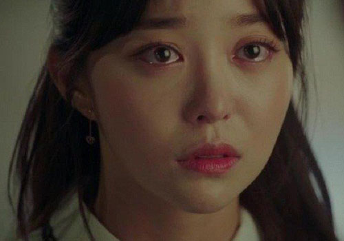 Vừa thay váy cô dâu, tôi chết lặng khi chồng bắt quỳ xuống xin lỗi mẹ