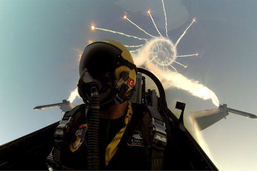 Tiêm kích F-16 của không quân Pakistan lao xuống đất vỡ vụn