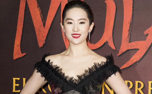 Lưu Diệc Phi lại làm nhiều người 'hoảng' khi để lộ nhan sắc già nua, da mặt chảy xệ như bà già, môi cười hở lợi tại thảm đỏ ra mắt phim 'Mulan'