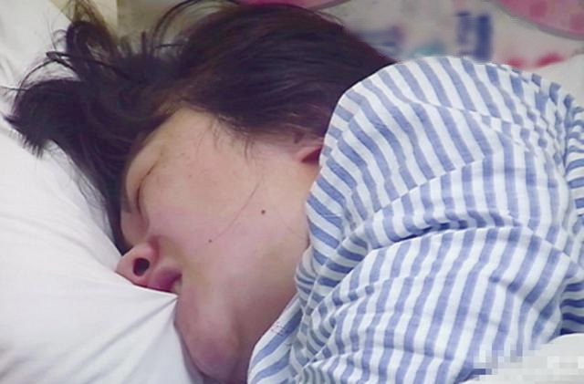 Vợ trót cắn vào tay chồng trong cơn đau đẻ, nhưng hành động "đáp trả" của anh ta mới bất bình