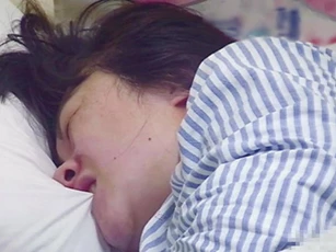 Vợ trót cắn vào tay chồng trong cơn đau đẻ, nhưng hành động "đáp trả" của anh ta mới bất bình