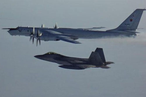 ‘Gấu bay’ Tu-142 Nga lại bị F-22 Mỹ giám sát