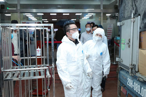 ‘Các bác sĩ rất ấm lòng khi được nghệ sĩ, cộng đồng chung tay’