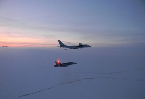 Tiêm kích CF-18 Canada bay vọt lên chặn "gấu già" Tu-142