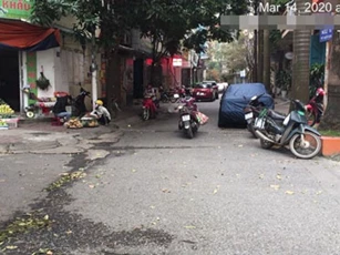 Cô gái dựng xe giữa đường mua cam, rồi quay sang nói một câu khiến tài xế ô tô phải nhẫn nại chờ