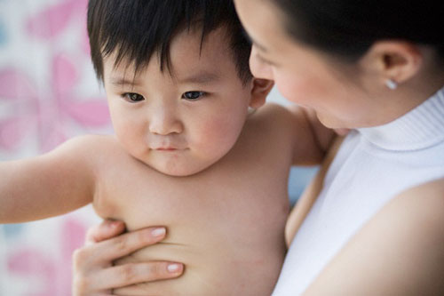 Cắn răng gửi con cho mẹ chồng để đi làm, sau một tháng trở về thăm con, tôi không ngờ mình lại lĩnh hậu quả đau điếng đến thần người