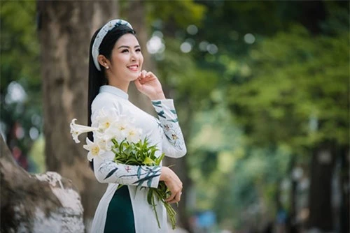 ao-dai-voi-hoa-loa-ken-45