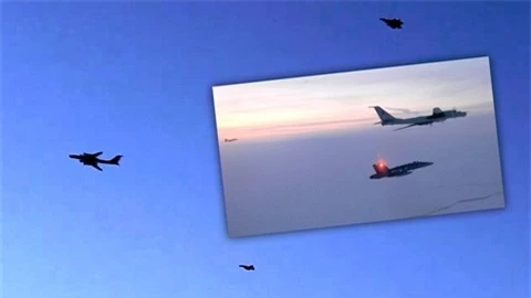 F-22 My chan Tu-142 tai phia Dong bien gioi Nga