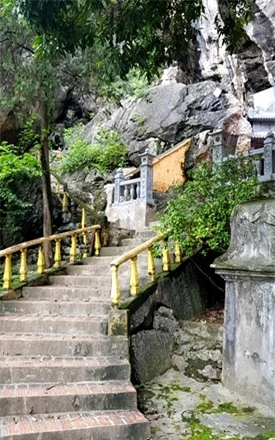 Bậc thang dẫn lên chùa Bàn Long. Ảnh: PV