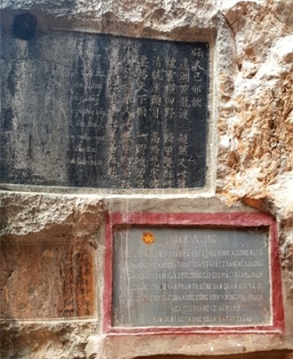Bia đá còn ghi nơi đây đã từng là căn cứ cách mạng. Ảnh: PV Bia đá còn ghi nơi đây đã từng là căn cứ cách mạng. Ảnh: PV