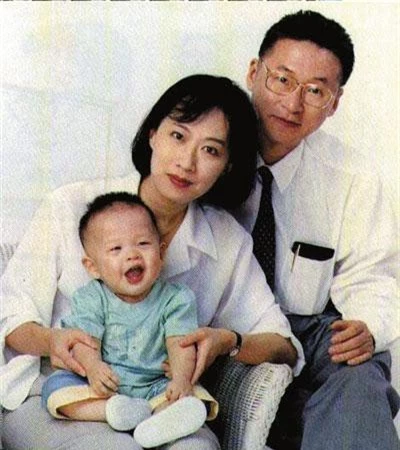  Kim Dung và người vợ thứ hai - Chu Mai có với nhau 4 mặt con. 
