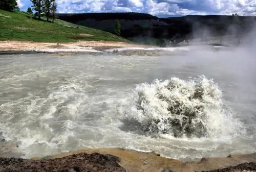 3 hồ nước khủng khiếp nhất thế giới, 1 hồ nóng quanh năm và 1 hồ giết người vô hình