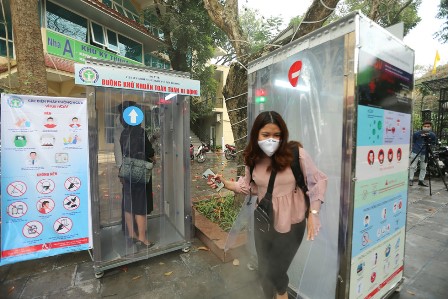 2 trường Bách khoa chế tạo thành công buồng khử khuẩn di động