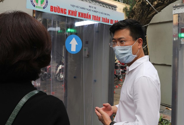 heo PGS.TS. Doãn Ngọc Hải (Viện trưởng Viện SKNN&MT), hệ thống được thiết kế dựa trên nguyên tắc sử dụng dung dịch nước muối ion hóa (Anolyte) dạng sương phun toàn thân nhằm sát khuẩn nhanh bề mặt cơ thể. heo PGS.TS. Doãn Ngọc Hải (Viện trưởng Viện SKNN&MT), hệ thống được thiết kế dựa trên nguyên tắc sử dụng dung dịch nước muối ion hóa (Anolyte) dạng sương phun toàn thân nhằm sát khuẩn nhanh bề mặt cơ thể.