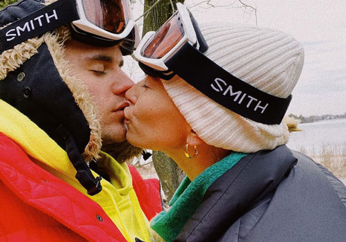 Justin Bieber đăng ảnh ôm hôn vợ say đắm
