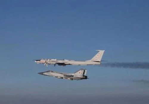 Bộ Quốc phòng Nga hôm 8/3 công bố video quay từ buồng lái máy bay săn ngầm Tu-142MK trong chuyến tuần tra tầm xa trước đó một ngày, cho thấy quá trình chạm mặt giữa phi đội máy bay Nga với tiêm kích Anh, Na Uy.