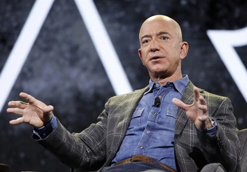 Công việc đầu tiên của tỷ phú Jeff Bezos là nướng đồ tại chuỗi cửa hàng thức ăn nhanh McDonald vào mùa hè khi ông còn là thiếu niên. Ảnh: Reuters.