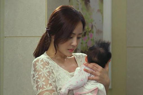 Con vừa sinh ra thì chồng không nói không rằng bế thằng bé đi thẳng, khi biết sự thật mẹ trẻ đau như 'đứt từng khúc ruột'