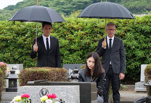 Bố vợ qua đời vì đột quỵ, chồng em bỏ phong bì đúng 500 nghìn, em quá đỗi bất ngờ nhưng chẳng thể buông lời trách anh