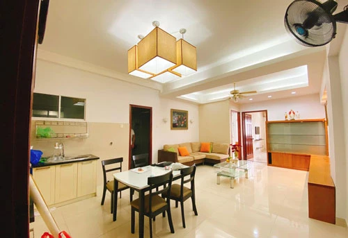 Không gian phòng khách và bếp ăn rộng rãi của Mạc Văn Khoa.
