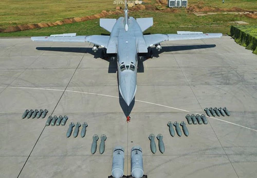 Trong những bức ảnh được không quân Nga đăng tải, dễ dàng nhận thấy có đủ mặt bộ 3 máy bay ném bom chiến lược đáng sợ nhất của họ vào thời điểm này, đó là Tu-160, Tu-22M3 và Tu-95MS.