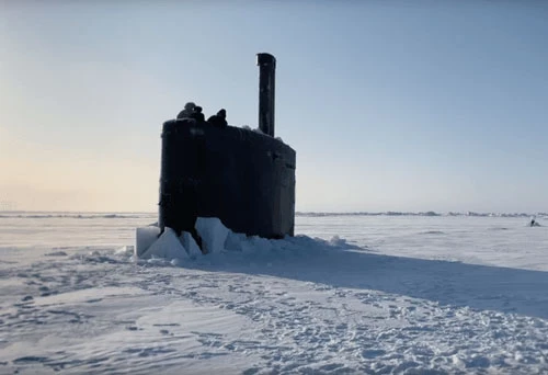 Tàu ngầm hạt nhân USS Toledo lớp Los Angeles của Mỹ đã thực hiện màn phá băng đầy ngoạn mục ở Bắc Băng Dương trong khuôn khổ cuộc tập trận Ice Exercise diễn ra hai năm một lần