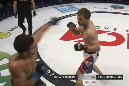 CLIP: Võ sĩ Nga tung cú đấm ‘búa tạ’ khiến đối thủ ‘ngất lịm’