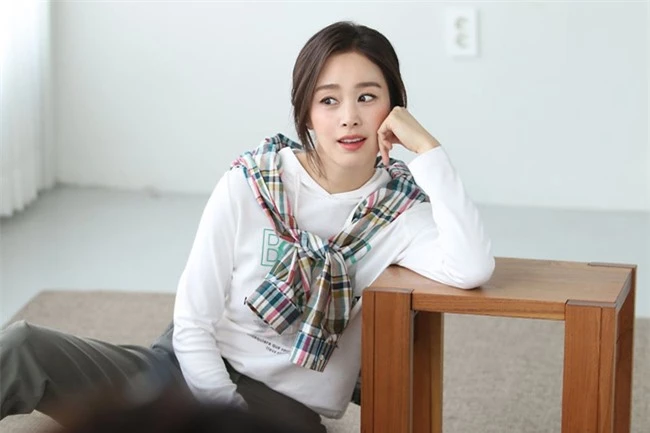 Trong loạt hình quảng cáo, Kim Tae Hee được khen ngợi sắc vóc trẻ trung.