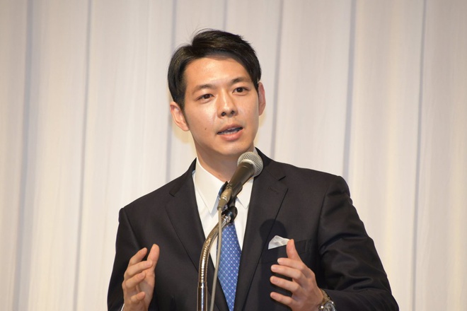 Thống đốc trẻ nhất Nhật Bản được chú ý nhờ vẻ ngoài điển trai