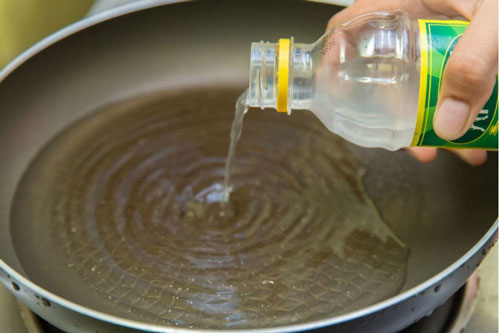 Đun giấm nóng rồi đổ xuống bồn cầu, sáng ra gọi cả nhà dậy sớm xem ngay điều kì diệu