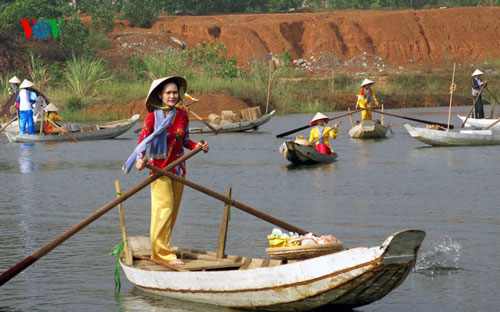 Chùm ảnh thiếu nữ miền Tây duyên dáng trên chợ nổi Đồng Mô
