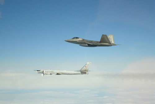 "Chim ăn thịt" F-22 Mỹ áp sát "gấu bay khổng lồ" Tu-142 Nga