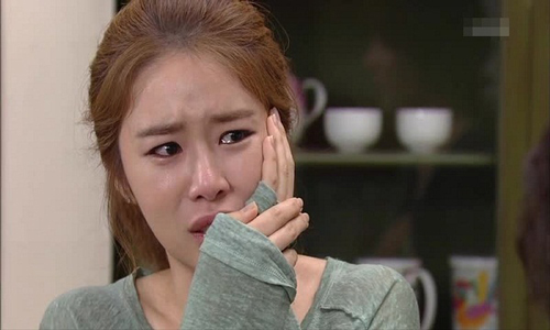 Chị dâu tát em chồng đanh đá vì đọc trộm tin nhắn điện thoại