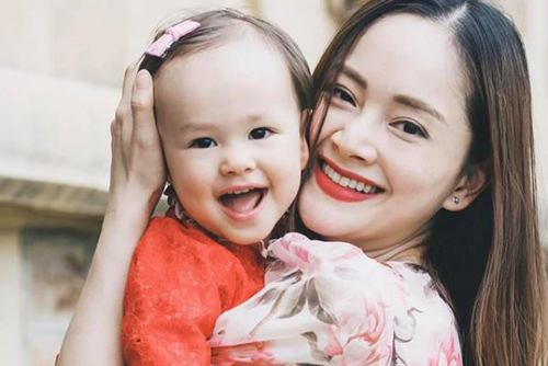 Lan Phương tự hào khoe con gái mới 22 tháng tuổi đã biết hết mặt chữ cái và thích giúp mẹ việc nhà