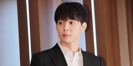 Khẳng định không trở lại giới giải trí nhưng Park Yoochun lại tung sách ảnh