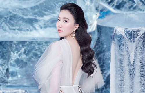 Huỳnh Hồng Loan đẹp hút hồn khi chụp ảnh cùng băng đá