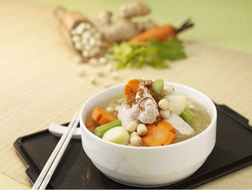 Mẹo nấu canh gà hầm hạt sen bổ dưỡng cho người mới ốm dậy