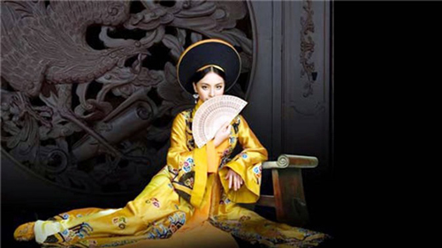 Cuộc đời đầy giông bão của nữ hoàng đế nhỏ tuổi duy nhất ít ai biết tới ở Việt Nam