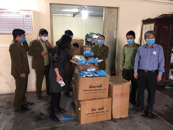 Hà Nam chuyển giao hơn hàng loạt khẩu trang y tế và nước sát khuẩn cho Sở Y tế 