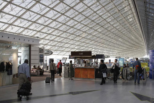 Giải cứu 46 người Việt Nam mắc kẹt ở sân bay Pháp