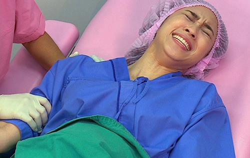 Chị dâu đang vật lộn trong phòng sinh thì người phụ nữ lạ mặt đến khóc lóc cầu nguyện, biết sự thật phía sau nhà chồng kéo nhau ra về