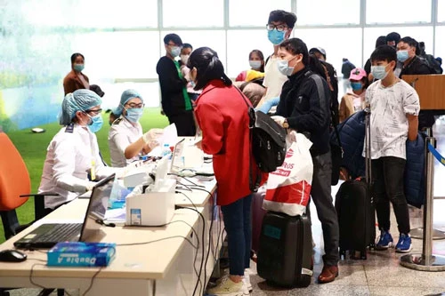 Kiểm tra y tế tại sân bay Nội Bài. Ảnh: TTXVN.