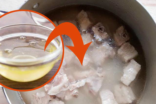 Mẹ chồng hoảng hốt vì nồi canh mặn chát, con dâu bình tĩnh xử lý khiến ai cũng tròn xoe mắt vì bất ngờ