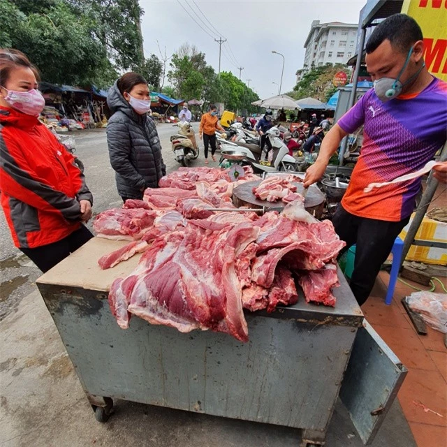 Bán thịt lợn bận rộn nhất mùa dịch, trời chưa tối mà đã cạn hàng - 2