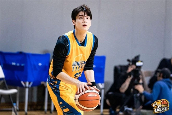 Ngây ngất visual điểm 10 của Cha Eun Woo khi chơi bóng rổ: Nam thần thanh xuân là đây, ảnh thường mà như poster phim - Ảnh 11.