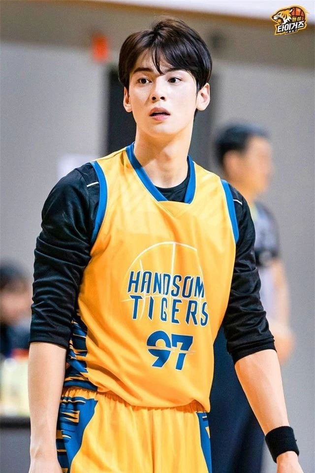 Ngây ngất visual điểm 10 của Cha Eun Woo khi chơi bóng rổ: Nam thần thanh xuân là đây, ảnh thường mà như poster phim - Ảnh 5.